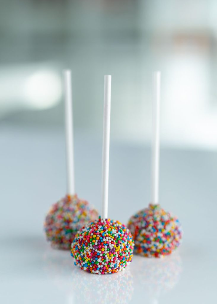 Cake pop aux confettis pour anniversaire réalisé par Mille et un Cupcake à Blainville
