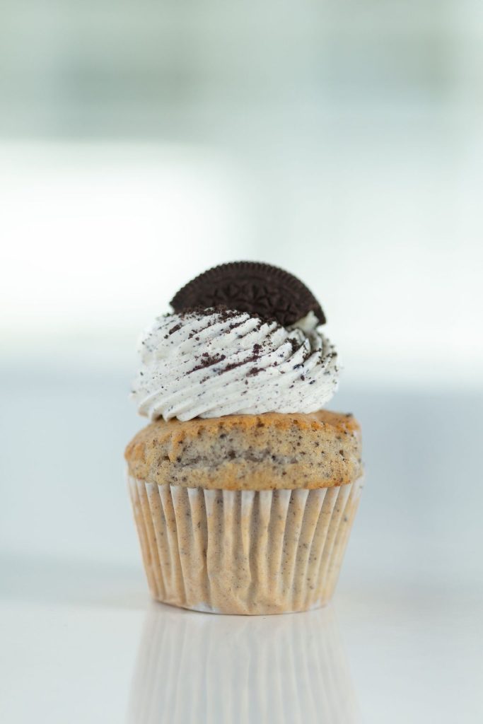 Cupcake Le Oréo aux biscuits et crème réalisé par Mille et un Cupcake à Blainville