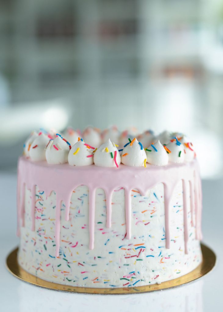 Gâteau personnalisé pour anniversaire décoré de confettis par Mille et un Cupcake à Blainville dans les Laurentides